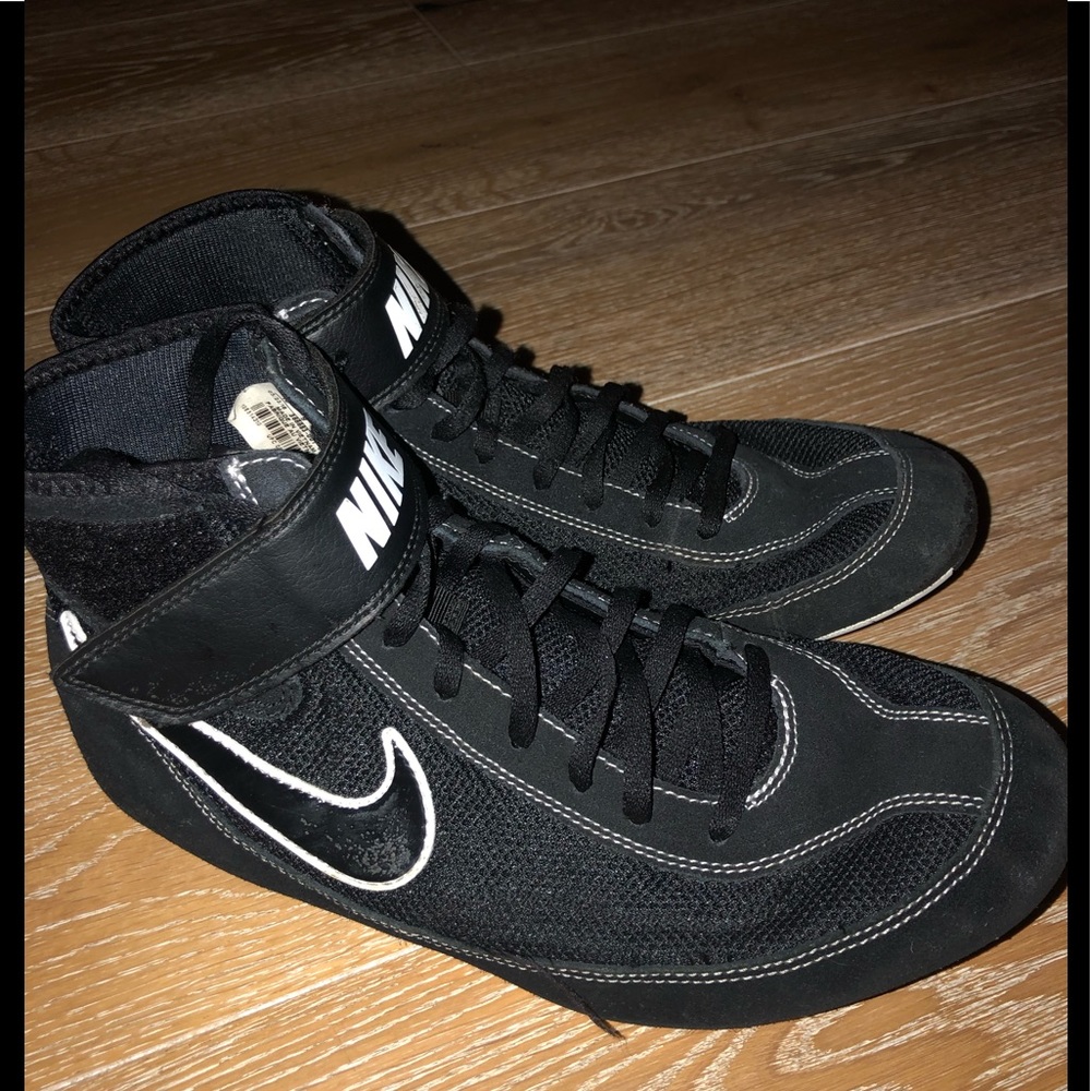Mens / Boys size 10 Nike wrestling shoe